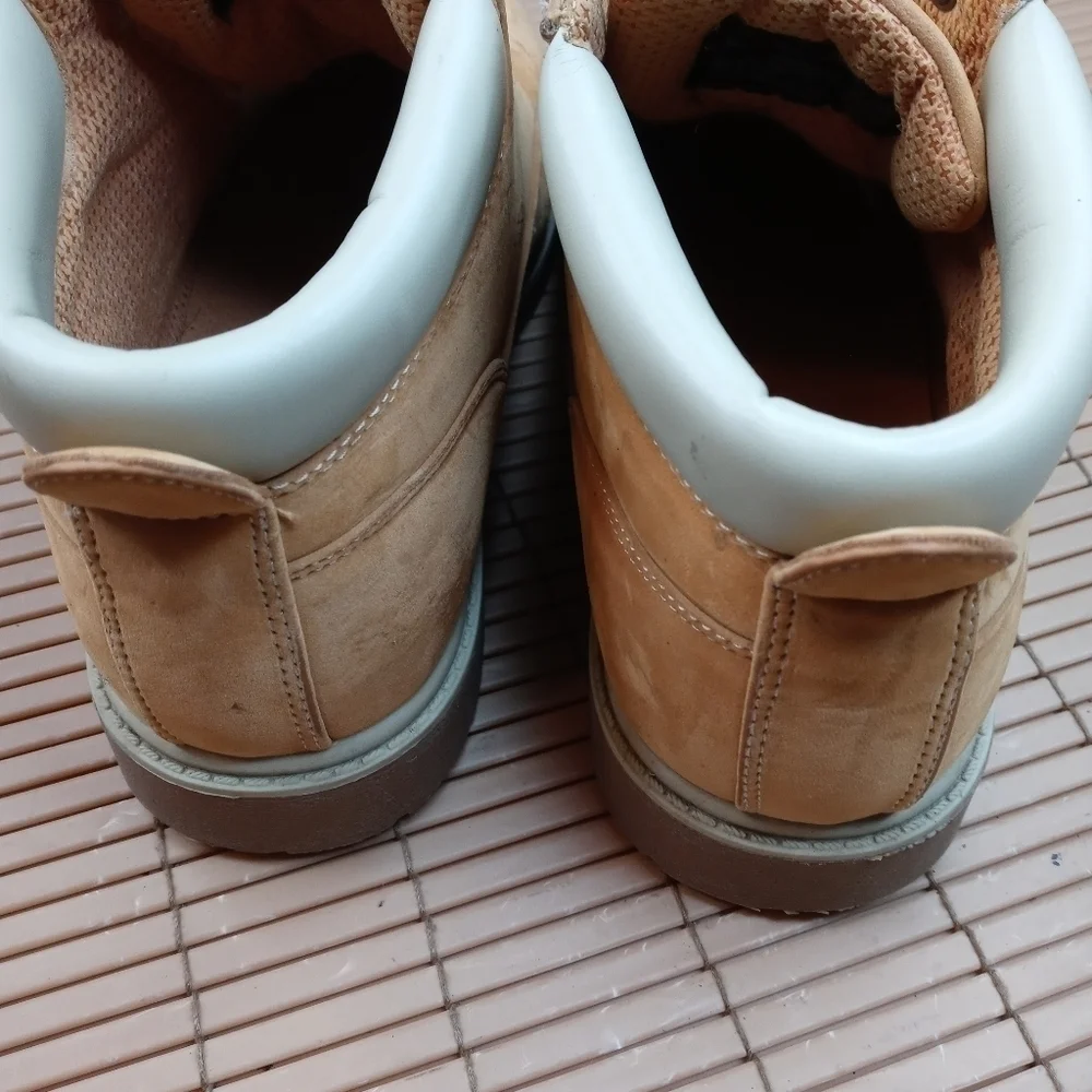 Lugz men's sz 11M lace tan ankle boots. 7431. Some flaking on toe-bend. See last